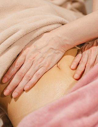 ブライダルケア施術を行っている写真