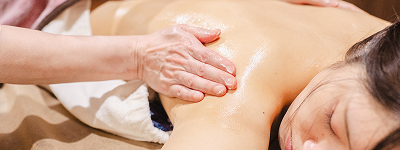 ボディエステ施術を受けている女性の写真