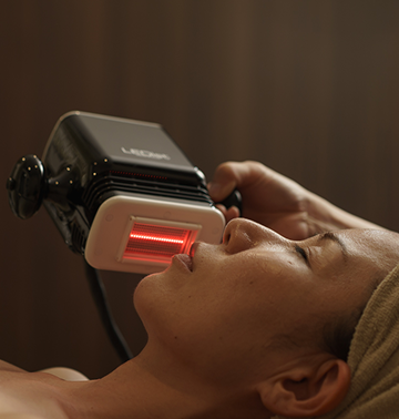 フェイシャルケア、レディストフェイシャル施術を受ける女性の写真