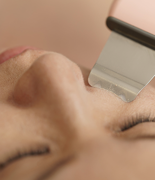 クレンジング施術を受ける女性の写真