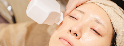 クリスタルフォトフェイシャル施術中の写真