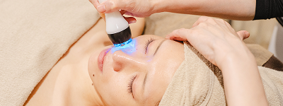 ハイパーナイフフェイシャル施術中の写真