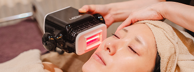 レディストフェイシャル施術中の写真