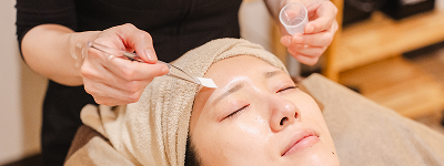 水光ピールフェイシャル施術中の写真