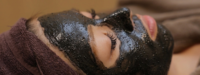 マッドトリートメントフェイシャル施術中の写真