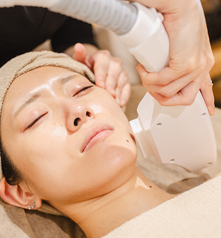 脱毛施術を受ける女性の顔の写真