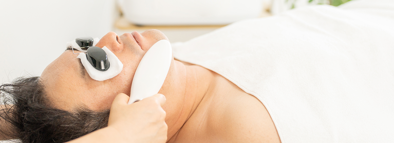 フェイシャル脱毛施術を受ける男性の写真