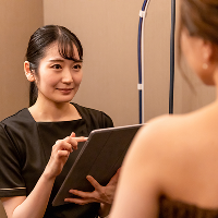 専門のエステティシャンがお客様のカウンセリングをしている写真