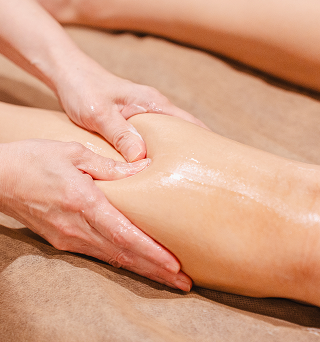 足のリンパを流す施術の様子