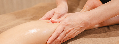 アロマオイルボトルが2つキャンドルと並ぶ写真