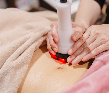 腹部：痩身ハイパーナイフ施術中の写真